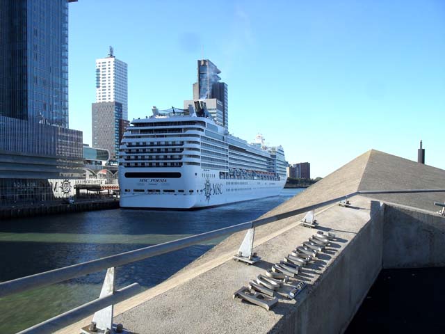 Cruiseschip ms MSC Poesia van MSC Cruises aan de Cruise Terminal Rotterdam